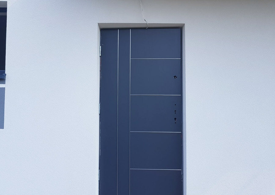 Drzwi wejściowe z listwą aluminiową